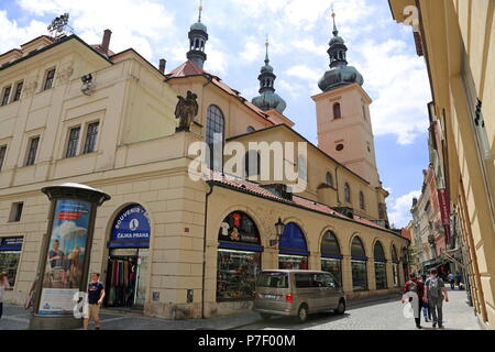 Negozio di souvenir in Havelská, con la Chiesa di St Gall dietro, Staré Město (Città Vecchia), Praga Cechia (Repubblica Ceca), Europa Foto Stock