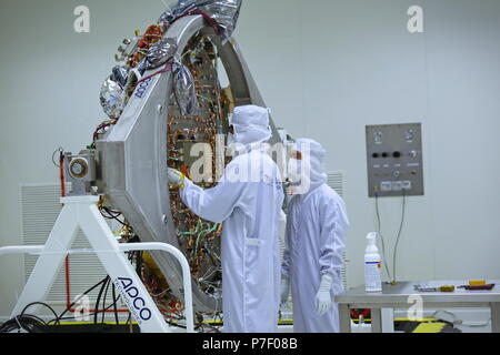 Torino, Italia - Ottobre 2014: i tecnici al lavoro sulla sonda ExoMars modulo, per una missione europea a Marte, presso la Thales Alenia Space piante Foto Stock