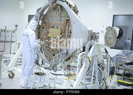 Torino, Italia - Ottobre 2014: i tecnici al lavoro sulla sonda ExoMars modulo, per una missione europea a Marte, presso la Thales Alenia Space piante Foto Stock