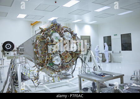 Torino, Italia - Ottobre 2014: i tecnici al lavoro sulla sonda ExoMars modulo, per una missione europea a Marte, presso la Thales Alenia Space piante Foto Stock