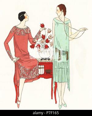 Le donne in abiti di pomeriggio seduti su una credenza con vaso di  tulipani. Si indossa un vestito di rosso crêpe con ricamo inglese e l'altra  verde abito crêpe con cinghia di perline e diamantes. Pochoir Handcolored  (stencil) litografia dal lusso francese 