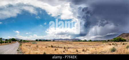 Grande e potente tornadic supercell storm mobile al di sopra delle Grandi Pianure durante il tramonto, impostazione della fase di formazione di tornados attraverso Tornado Al Foto Stock