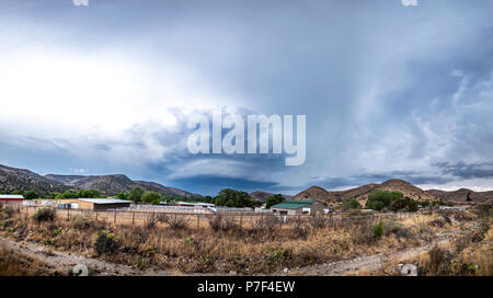 Grande e potente tornadic supercell storm mobile al di sopra di una piccola città in Oklahoma pone le basi per la formazione di tornados attraverso tornado alley. Foto Stock