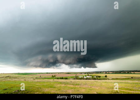 Grande e potente tornadic supercell storm mobile al di sopra di una piccola città in Oklahoma pone le basi per la formazione di tornados attraverso tornado alley. Foto Stock