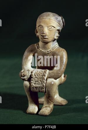 L antica cultura Jama-Coaque. Costa settentrionale dell Ecuador. 500 BC-500 Annuncio. Figura in ceramica realizzato in stampo. Egli tiene nelle sue mani un tessuto. Da Ecuadorina costa. Collezione privata. Foto Stock