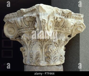 Capitello corinzio con foglie di acanto e voluta. Pergamon. La Turchia. Foto Stock