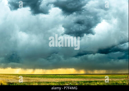 Una tempesta mezocyclone con scuri, nuvole grigie e formare al di sopra della pianura in tornado alley, Oklahoma al tramonto Foto Stock