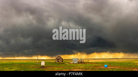 Una tempesta mezocyclone con scuri, nuvole grigie e formare al di sopra della pianura in tornado alley, Oklahoma al tramonto Foto Stock