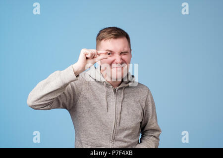 Bello unione uomo di mezza età che indossa mostrando qualcosa di poco con le mani Foto Stock