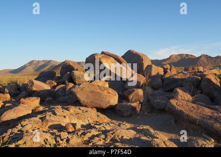 Rocce con incisioni rupestri Hohokam in cima al colle di segnale nel Parco nazionale del Saguaro vicino a Tucson, Arizona, Stati Uniti. Foto Stock