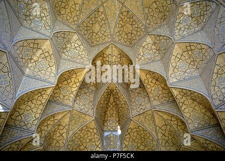 L'Iran. Isfahan la moschea Jameh. (Moschea del Venerdì). Muqarnas decorativo vaulting in Iwan entrata. Xii C. Foto Stock