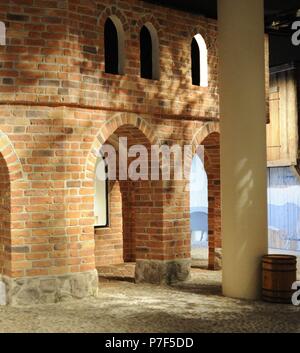 Storia della Svezia. Medioevo. Riproduzione di un borgo medievale monastero scandinavo in mattone. Museo storico. Stoccolma. La Svezia. Foto Stock