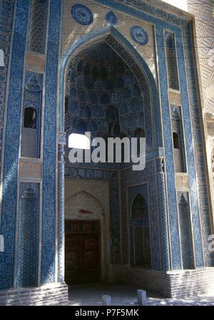 L'Iran. Natanz. Il Jameh (Venerdì) Moschea. Portale di ingresso, decorata con piastrelle simmetrica calligraphy. Foto Stock