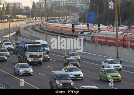 Autostrada Ayalon e treni di TEL AVIV, Israele Foto Stock