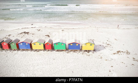 Multi colore capanne in legno dalla montagna alla spiaggia Foto Stock