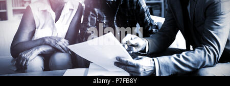 Coppia senior pianificare i loro investimenti con il consulente finanziario Foto Stock