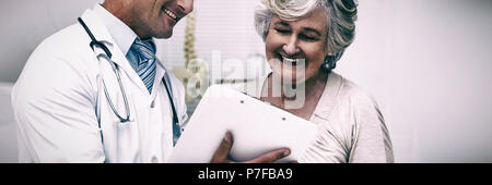 Il medico e il paziente a discutere su relazioni Foto Stock