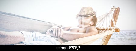 Uomo appoggiato su amaca Foto Stock