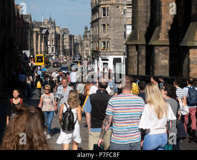 Molti turisti a camminare nella luce del sole sul Royal Mile di Edimburgo Città Vecchia, Scotland, Regno Unito Foto Stock