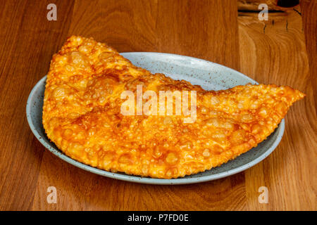 Cheburek caucasici con carne e succhi di frutta Foto Stock