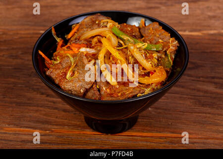 Carni bovine con curry e verdure Foto Stock