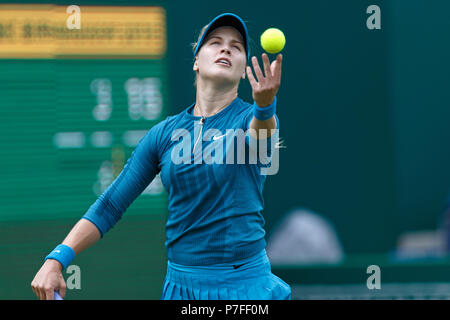 Canadian giocatore di tennis Eugenie Bouchard (Genie Bouchard) lancia una palla da tennis in aria come lei serve durante un professionista WTA corrispondono al 2018 natura Valle Classic. Foto Stock