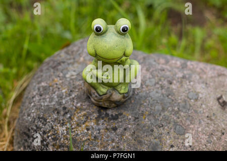 Rana decorativa in giardino. ceramica rana verde Foto Stock