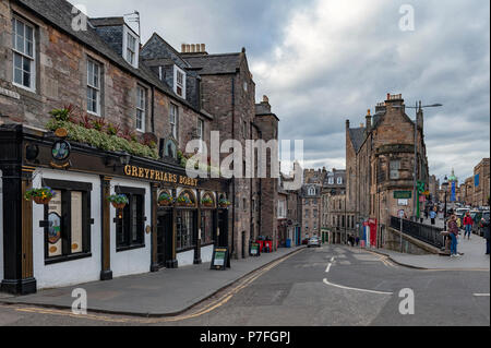 Vista da George IV Bridge verso Candlemaker Row Street a fianco di edifici storici nel centro di Edimburgo, Scozia, Regno Unito Foto Stock