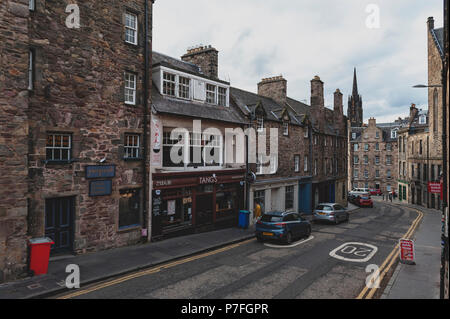 Vista da George IV Bridge verso Candlemaker Row Street a fianco di edifici storici nel centro di Edimburgo, Scozia, Regno Unito Foto Stock