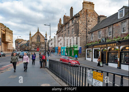 Vista di George IV Bridge, sopraelevata con edifici storici verso bolgia Theatre alloggiata nella ex neo-gotica Chiesa di Edimburgo, Scozia, Regno Unito Foto Stock