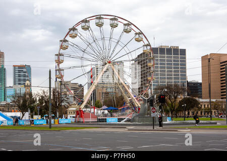 Una ruota panoramica Ferris amusement in Victoria Square Adelaide Australia del Sud il 4 Luglio 2018 Foto Stock