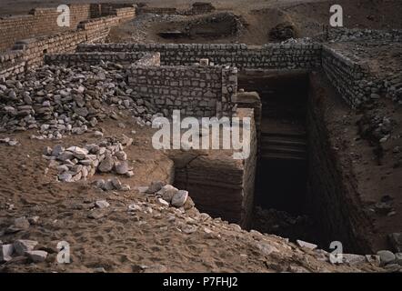 Ingresso al Serapeo necropoli per i tori di api e Mnevis presso Saqqara secondo periodo intermedio. Saqqarah in Egitto. Foto Stock