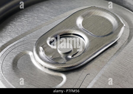 Anello di trazione su una lattina per bevande, Close Up Foto Stock