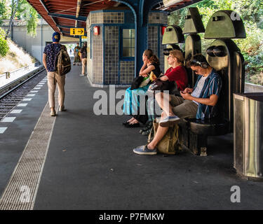 Berlin Dahlem-Dorf U-Bahn stazione ferroviaria sulla U 3 linea, piattaforma con insoliti posti a sedere, maschile e femminile panchina design da artista di Berlino Wolf van Roy. S Foto Stock