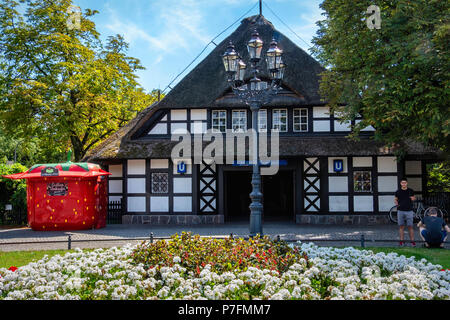 Berlin Dahlem-Dorf U-Bahn metropolitana stazione ferroviaria sulla U 3 linea. Edificio storico esterno con tetto di paglia e in stile tudor facciata. Foto Stock