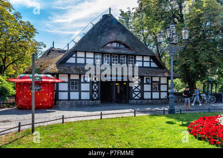 Berlin Dahlem-Dorf U-Bahn metropolitana stazione ferroviaria sulla U 3 linea. Edificio storico esterno con tetto di paglia e in stile tudor facciata. Foto Stock