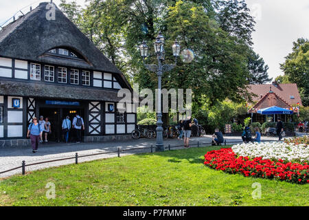 Berlin Dahlem-Dorf U-Bahn metropolitana stazione ferroviaria sulla U 3 linea. Edificio storico esterno con tetto di paglia e in stile tudor facciata. Foto Stock