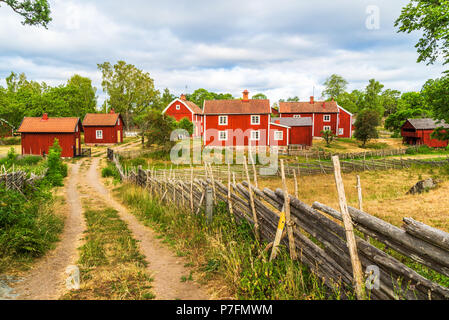 Il villaggio storico di Stensjo in Smaland, Svezia, come visto da un paese vicino strada. Foto Stock