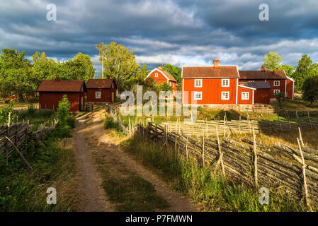 Il villaggio storico di Stensjo in Smaland, Svezia, come visto da un paese vicino strada. Foto Stock