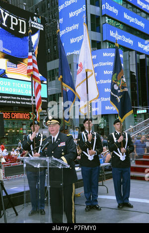 La Guardia Nazionale Senior Cappellano (Briga. Gen.) Kenneth "ed" Brandt dà commento per commemorare la vita e la carriera di New York Army National Guard Cappellano Padre Francesco P. Duffy a Times Square il 27 giugno 2018. Brandt uniti Arcivescovo di New York il Cardinale Timothy Dolan, WWI Commissario nazionale Dr. Libby O'Connell e la corrente il comandante del primo battaglione di fanteria 69, Lt. Col. Don Makay, per posizionare un memoriale di corona e commemorare Duffy il servizio nella prima guerra mondiale. Stati Uniti Esercito nazionale Guard foto di Capt. Jean Kratzer. Foto Stock