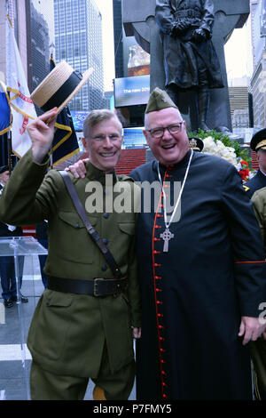 Arcivescovo di New York il Cardinale Timothy Dolan, destra, condivide copricapo con esercito pensionato Col. John Boyd in reenactor Doughboy uniforme dopo la commemorazione presso la statua della New York Army National Guard Cappellano Padre Francesco P. Duffy a Times Square il 27 giugno 2018. I due onorati Duffy il servizio nella prima guerra mondiale come parte del 69reggimento di fanteria per l anniversario della sua morte il 26 giugno 1932. Stati Uniti Esercito nazionale Guard foto di Capt. Jean Kratzer. Foto Stock