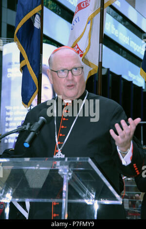 Arcivescovo di New York il Cardinale Timothy Dolan commemora la carriera di New York Army National Guard Cappellano Padre Francesco P. Duffy a Times Square il 27 giugno 2018. Dolan uniti WWI Commissario nazionale Dr. Libby O'Connell e la Guardia Nazionale senior cappellano, Cappellano (Briga. Gen.) Kenneth "ed" Brandt in onore di Duffy il servizio nella prima guerra mondiale come parte del 69Reggimento di Fanteria. Stati Uniti Esercito nazionale Guard foto di Capt. Jean Kratzer. Foto Stock