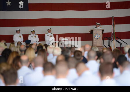 Adm posteriore. David Throop, Comandante della Guardia Costiera XIII quartiere, parla al settore Columbia River modifica del comando cerimonia di premiazione che si terrà in elicottero appendiabiti in corrispondenza del settore di base in Warrenton, Ore., 28 giugno 2018. La guardia costiera del XIII distretto area di responsabilità include gli stati di Oregon, Washington, Idaho e Montana. Stati Uniti Coast Guard Foto di Sottufficiali di prima classe Levi leggere. Foto Stock