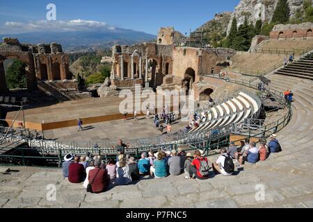 Teatro Greco a partire dal III secolo D.C. con una vista del vulcano Etna, Teatro Greco, Taormina, provincia di Messina, Sicilia, Italia Foto Stock