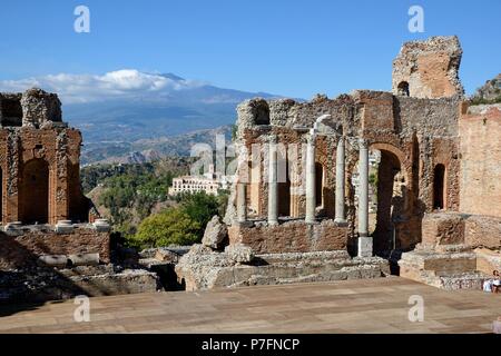 Teatro Greco a partire dal III secolo D.C. con una vista del vulcano Etna, Teatro Greco, Taormina, provincia di Messina, Sicilia, Italia Foto Stock