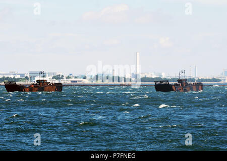 180629-N-XN177-0104 Yokosuka, Giappone - British Royal Navy Landing Craft Utility (LCU)s e Landing Craft veicolo personale (LCVP)s partono la HMS Albion (L 14) prima di arrivare agli Stati Uniti Le attività della flotta (FLEACT) Yokosuka per una porta programmata visita. FLEACT Yokosuka fornisce, mantiene e gestisce servizi di base e servizi a sostegno del settimo della flotta di inoltro distribuito le forze navali, 71 comandi di tenant, e 27.000 militari e civili. (U.S. Foto di Marina di Massa lo specialista di comunicazione 1a classe Pietro Burghart/rilasciato) Foto Stock