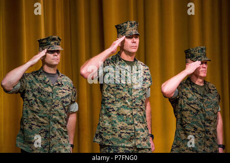 Brig. Gen. Keith D. Reventlow, sinistra, Col. Ronald C. Braney, centro e Sgt. Il Mag. James N. Calbough, destra, onorare la nazione colori durante un trasferimento del comando cerimonia Giugno 29, 2018 a Camp Foster, Okinawa in Giappone. Reventlow, nativo di Newtown, Connecticut, assunse il comando come il comandante generale della terza Marine Logistics Group. Reventlow è un nativo di Newtown, Connecticut. Braney è un nativo di Manlius, New York. Calbough è un nativo di Trenton, Michigan. (U.S. Marine Corps foto di Cpl. Joshua Pinkney) Foto Stock