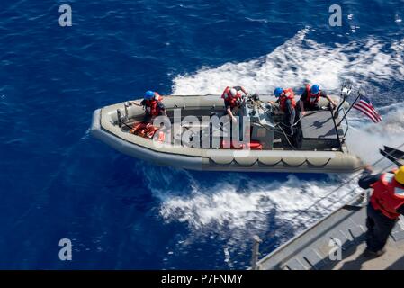 180626-N-DZ642-0008 Mare Mediterraneo (26 giugno 2018) marinai lanciare una rigida-scafo gommone (RHIB) a bordo guidato-missili cruiser USS Normandia (CG 60). La Normandia è attualmente implementato come parte di Harry Truman Carrier Strike gruppo. Con Harry Truman come ammiraglia, distribuzione di strike gruppo attivi comprendono staffs, di navi e di aeromobili di Carrier Strike gruppo (CSG) 8, Destroyer Squadron (DESRON) 28 e Carrier aria Wing (CVW) 1; come pure la Sachsen-classe fregata tedesca FGS Assia (F 221). (U.S. Foto di Marina di Massa lo specialista di comunicazione 2a classe Bobby Siens/rilasciato) Foto Stock