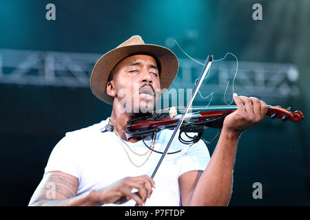 Philadelphia, Pennsylvania, USA. 5 Luglio, 2018. Rinomato hip-hop violinista DAMIEN ESCOBAR, in termini di prestazioni di Dell Music Center in Philadelphia PA Credito: Ricky Fitchett/ZUMA filo/Alamy Live News Foto Stock