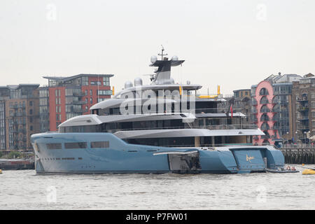 Londra, Regno Unito. 5 Luglio, 2018. In uno spettacolo straordinario del miliardario ricchezza Tottenham Calcio Club proprietari Joe Lewis's super yacht Aviv (luce blu) è stata unita sul Tamigi da Tower Bridge dal nuovissimo $100m Elandess (blu scuro) sarebbe di proprietà di Travelex fondatore e filantropo Sir Lloyd Dorfman. Entrambi i super yacht sono state costruite dal cantiere navale tedesco di Abeking e Rasmussen a Lemwerder. Gli yachts vantano una ricchezza di caratteristiche di lusso che includono piscine, campi da tennis, palestre e imponenti collezioni d'arte. Credito: Nigel Bowles/Alamy Live News Foto Stock